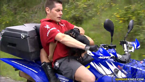 Экстремал на скорости ебет казашку на квадроцикле