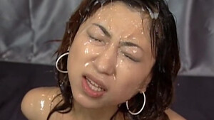 Парни дрочат и кончают на лицо японки