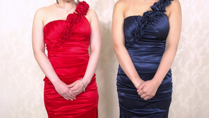 Две легкодоступные японки вместе сосут хуй очередному клиенту