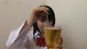 Писают в рот азиатке и кончают на лицо