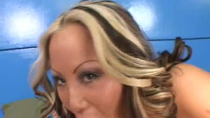 Грудастая шлюха трахается в азиатском порно