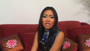 Японка сует в рот длинный хер