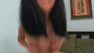 Скромная малышка из Азии делает минет