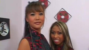 Молодые японки сосут один член в порно