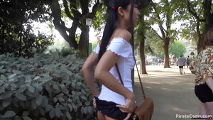 18 летняя кореянка с косичками мастурбирует на улице не стесняясь прохожих