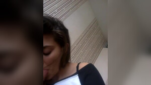 Красивая армянка сосет член парню