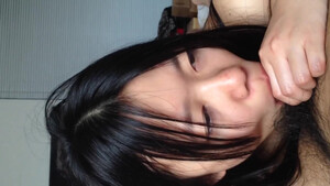 Узкоглазая девка сосет член парню и трахается с ним