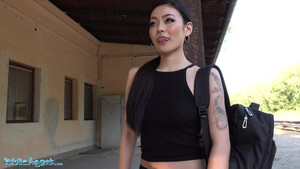 Пикапер уломал на секс молодую азиатку с пирсингом за деньги