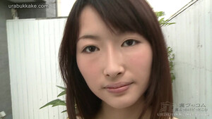 Раскрыла пизду для приема белой спермы