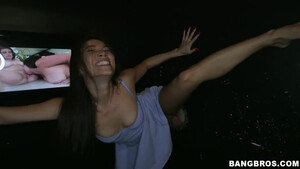 Шлюха из Китая круто сосет хуи через отверстие