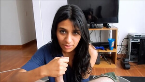 Губастая студентка в коротком платье ополоснула рот спермой друга