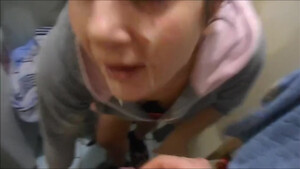 Распутная узбечка в одежде приняла сперму на лицо