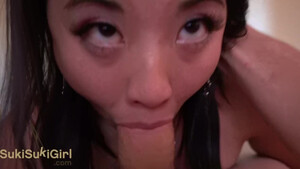 Симпатичная азиатка делает профессиональный отсос члена с глотанием спермы