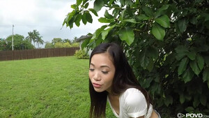 Шикарный секс возле бассейна от первого лица с фигуристой азиаткой Vina Sky