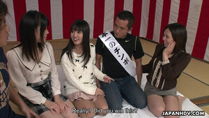 Японки с волосатыми пизденками устроили большую групповуху