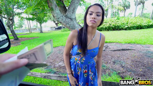 Молодая тайка за деньги трахается в машине и глотает сперму