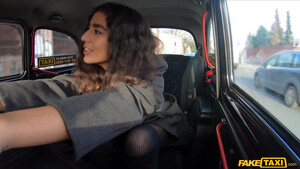 Порно с Армянкой в такси которая любит сосать члены