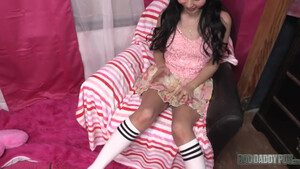 Отчим трахает азиатскую падчерицу большим членом от первого лица