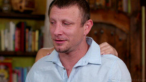 Китайская массажистка сосет и дрочит член клиента в душевой кабине