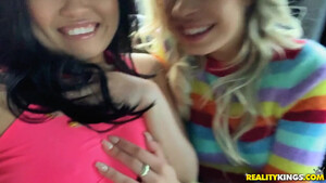 Азиатка кончает от куни в исполнении европейской подружки