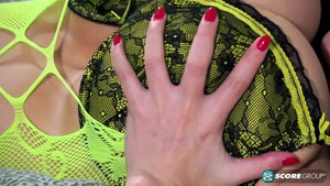 Брюнетка в наручниках мастурбирует щелку