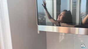 Узбечка с хвостиком сосет член парню перед работой