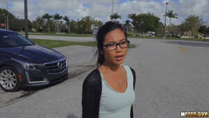 Пикапер ебет худую китаянку в очках для зрения за деньги