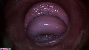 Узкоглазая сучка засунула камеру в пизду и показала свое влагалище