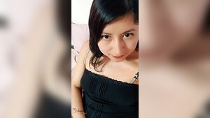 Азиатка записала видео мастурбации для парня, который в командировке