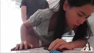 Застенчивая китайская студентка пробует на вкус член одногруппника