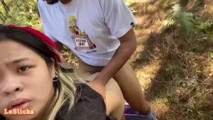 Молодая японка уединилась с парнем в лесу, чтобы пососать его большой член