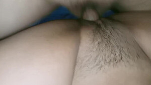 Застала азиатского парня за просмотром порно и помогла кончить