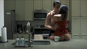 Азиатка Luna Okko надела красную ночнушку и отдалась парню на кухне (эпизод 21)